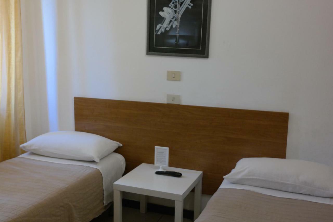Hotel Houston Livorno - Struttura Esclusivamente Turistica - Not For Business Or Workers Bagian luar foto