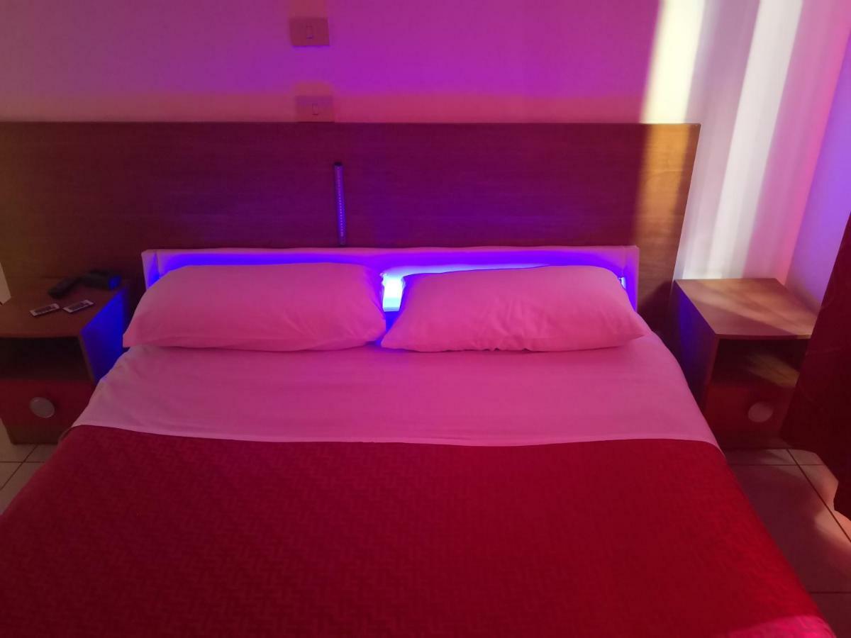 Hotel Houston Livorno - Struttura Esclusivamente Turistica - Not For Business Or Workers Bagian luar foto